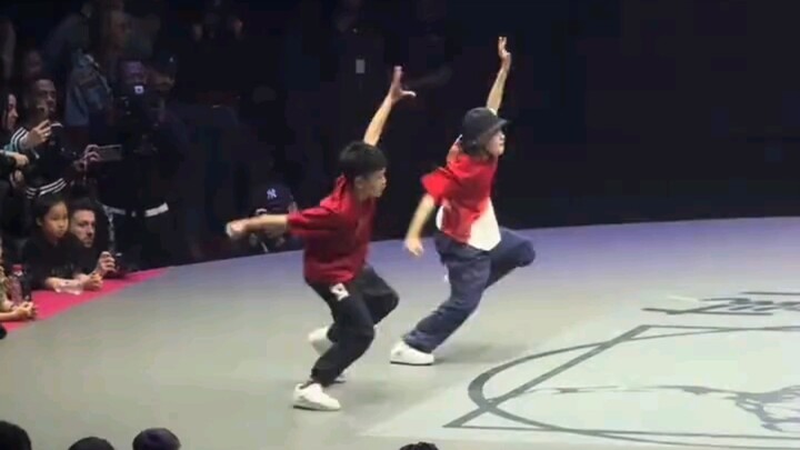 小孩哥化身功夫小子醉拳➕太极先礼后兵勇闯法国“街舞世界杯”  其中一个还会蝎子摆尾高难度动作