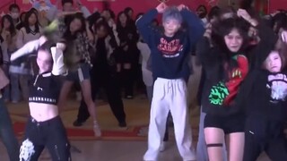 เต้นแบบสุ่มแต่ยืนบนหัวของคุณ