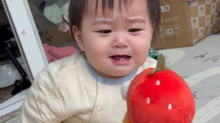 ซื้อของเล่นชิ้นใหม่ให้เธอ เธอดูเหมือนจะไม่ค่อยชอบนะ?