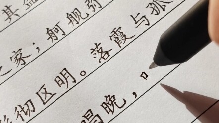 الغروبُ يحلِّقُ جنبًا إلى جنبٍ مع البجعةِ الوحيدة، والمياهُ الخريفيةُ تمتزجُ بلونِ السماءِ الممتد.