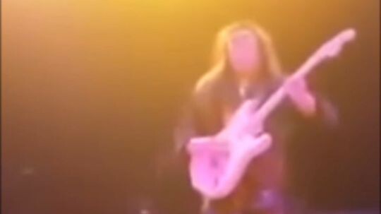 Yngwie Malmsteen perform blue .