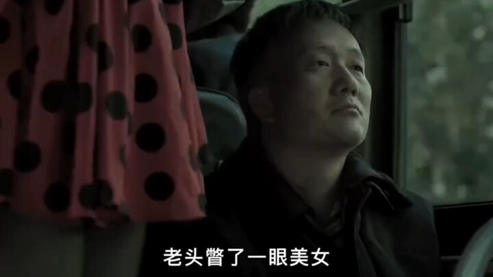 老头瞥了一眼美女，偷偷掀开人家裙子，看见春光了！一口气看完高分电影《父亲》！