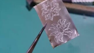 يشاركني مُصلح خزف من ووهان درسًا تعليميًا حول ترميم وعاء مغطى باللونين الأزرق والأبيض، حيث يُوثّق عم