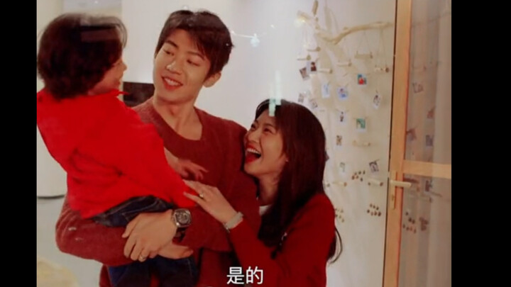 Từ đồng phục học sinh đến váy cưới: Gia đình ba người