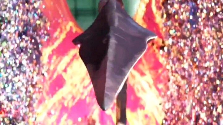 Batu hitam jatuh dari langit !! berubah jadi permata kuning dan mengeluarkan tentakel dari dalamnya