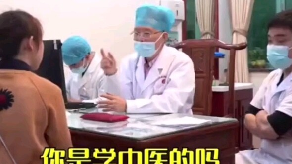 นักศึกษาแพทย์ดูการรักษาแบบแพทย์แผนจีน กลายเป็นคลาสเรียนทันที