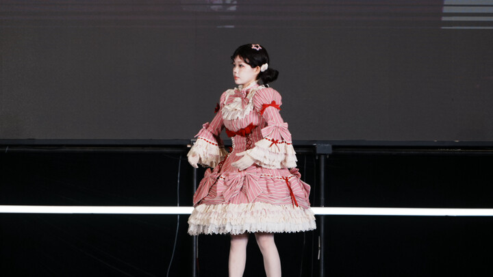 Siapa yang punya video beresolusi tinggi dari "tarian boneka" di acara komik ini?