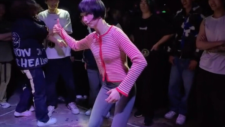 เมื่อหุ่นตัวต่อไปแข่งเต้นบีบอย