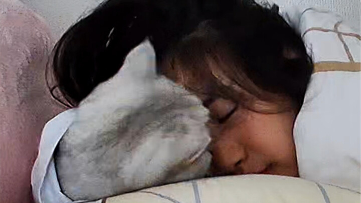 Keduanya tidur dengan gaya yang buruk, jadi nggak usah saling mengeluh…