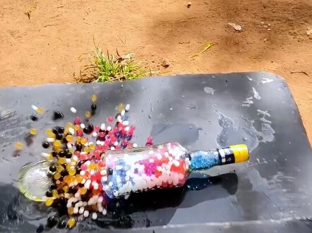 Momen pelepasan tekanan dengan ledakan botol di tangga