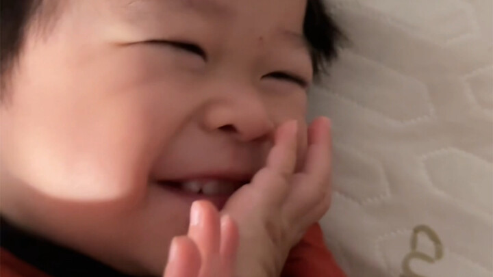 الوالد يوقظ أخته الصغيرة vs الأخ يوقظ أخته الصغيرة