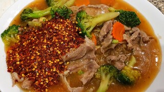 ราดหน้าหมูหมักนุ่มเด้งโคตรพริกใส่บล็อกโคลี่ง่ายๆ Noodles in Thick Gravy with Pork &Broccoli