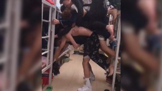 ผู้ชายกลุ่มหนึ่งทำสิ่งนี้ในหอพัก