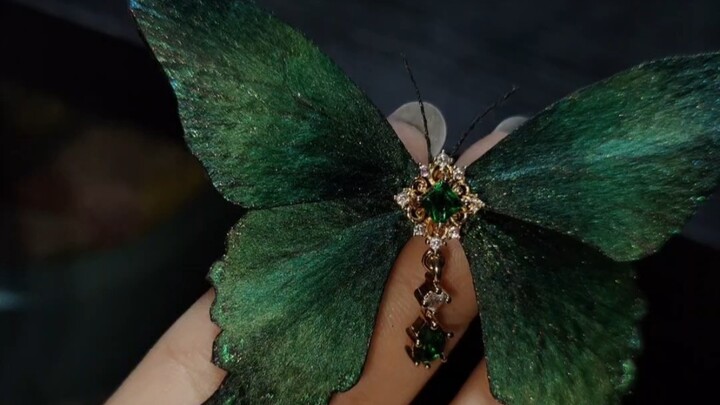 A 7.5 cm–sized velvet-flower butterfly with zircons; barring any surprises, I’ll be making this styl