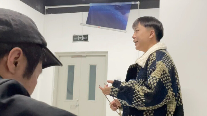 เปิดหน้าต่าง คาราโอเกะแบบสดมาแล้ว! สองหนุ่มร้องเพลงด้วยความซาบซึ้ง!