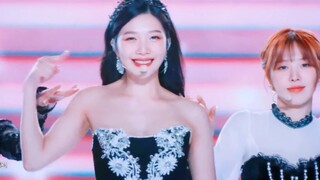 ريد فيلفيت تعيد إحياء ذكريات مسرح رأس السنة مع أغنيتها القديمة "Feel my Rhythm"!