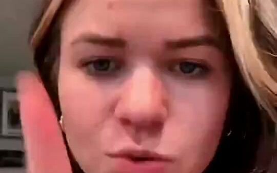 ชายคนนั้นเกือบถูกยิงธนูเข้าที่ศีรษะทันทีที่เปิดประตู ฉากต่อมาสร้างความตกตะลึงให้กับทุกคน