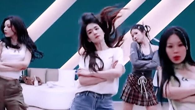 The handsome dance is matched with simple and refreshing outfit, white T, jeans, wholesale, it is ju