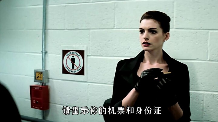 没有人能拒绝安妮海瑟薇版的猫女！连走路姿势都透露着优雅和气质