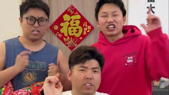 Bom lirik di kamar asrama, tingkat kelucuan super padat—jangan sampai minum air saat menonton!