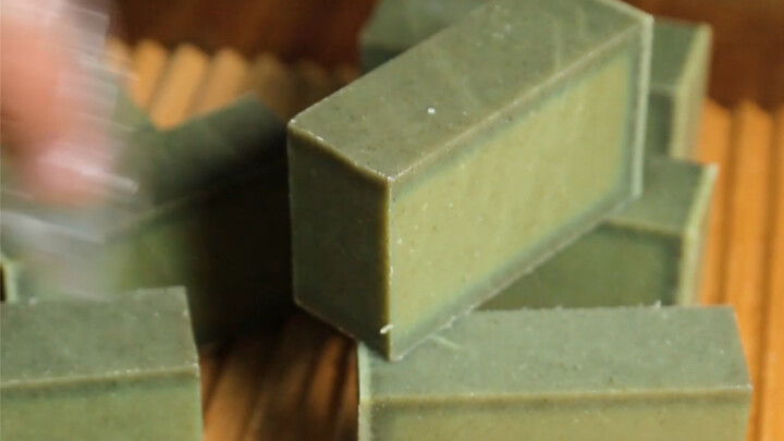 Coba tebak sabun apa yang aku potong hari ini?