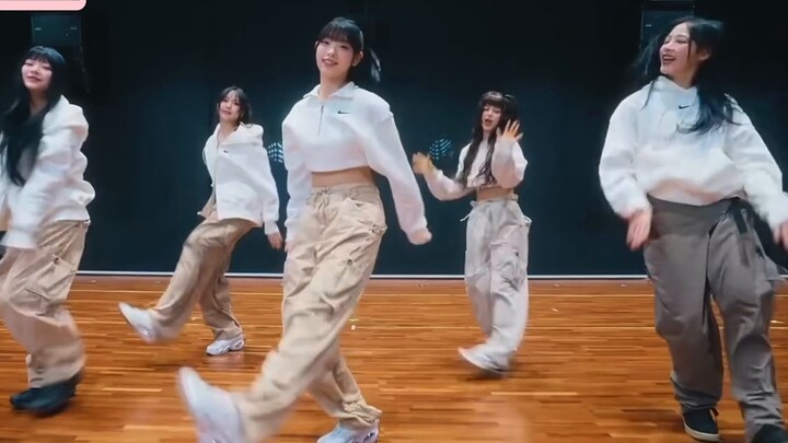 Istirahat dansa ruang latihan New Jeans favorit saya