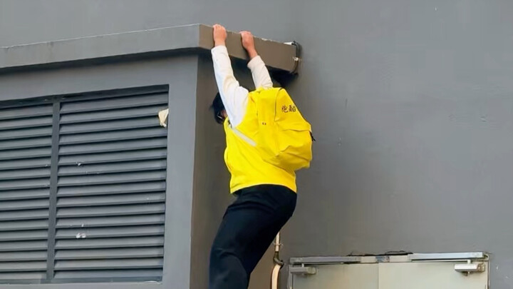 Facing such a powerful security guard, luckily I know parkour!