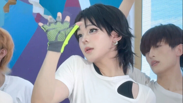 My favorite part is the singing! 04 Male College Roadshow Girls' Generation "Catch Me If You Can" Ti