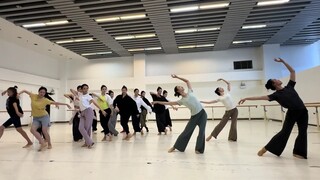 Versi latihan Gedung Opera Nasional Tiongkok dari "Gathering Wild Vine"