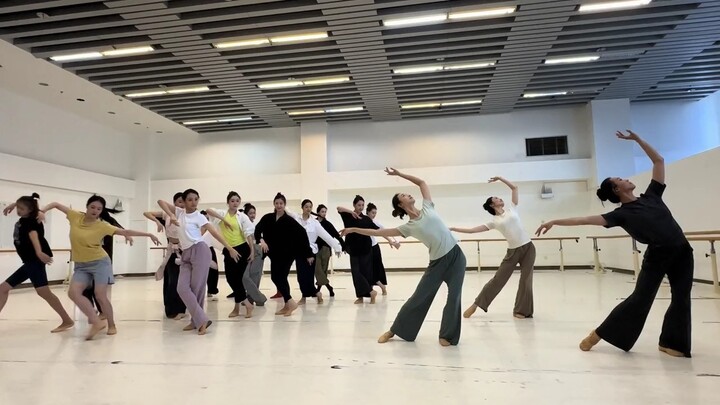 China National Opera House rehearsal hall version of "Gathering Wild Vine"