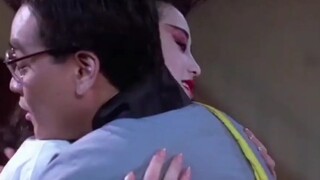 الحفيد يكسر عظام جده، والشبحة ترى ذلك فتسرع لترتيب مكياجها.