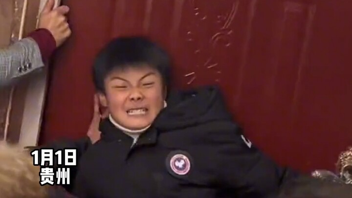 Saat mempelai laki-laki datang ke rumah mempelai perempuan untuk menjemput, ia tak sengaja mendorong