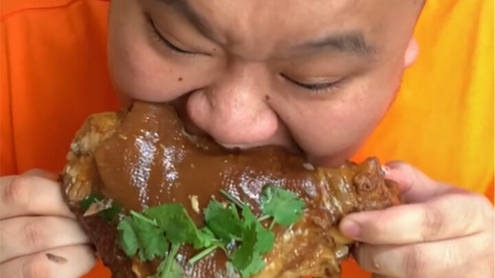 Melihat babi gemuk memakan sesama jenisnya itu benar-benar menghibur, ada orang selatan yang bisa je
