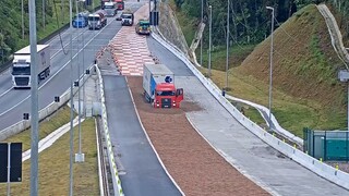 Những chiếc xe tải bị mất phanh đã đi vào làn đường thoát hiểm để dừng xe lại