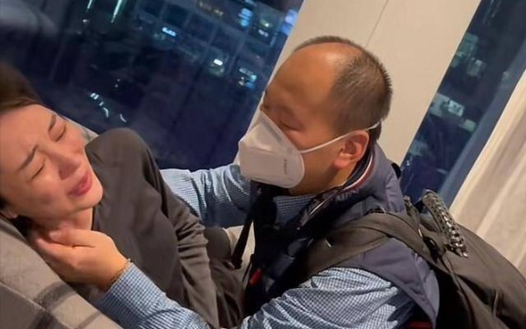 أكبر داعم أجنبي ينفق 5 ملايين ويحقق الحب مع المذيعة، ويلتقيان في الواقع في عناق باكي.