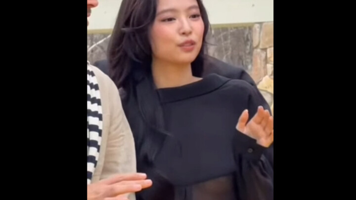 What bold outfit is Jennie rocking?! She showed up to the JACQUEMUS event without a mask!