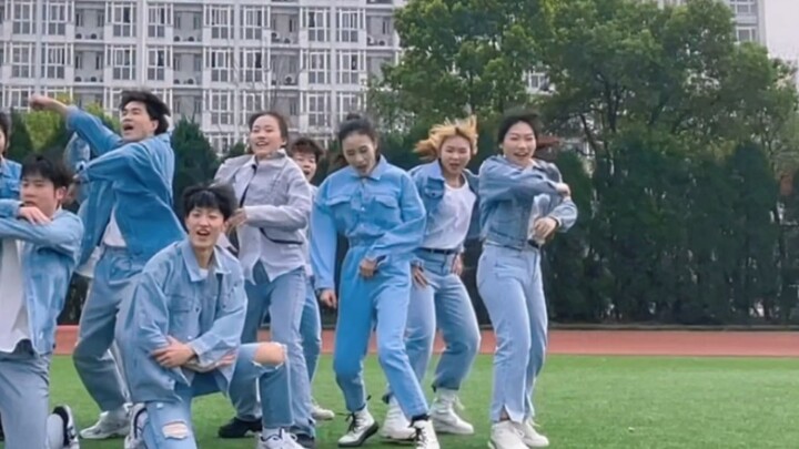 [J Dance Club] คาร์ล่าผู้หยิ่งผยองสามารถเอาชนะได้อย่างง่ายดายด้วยเพลง Rock With You ของรุ่นพี่ | ไดอ