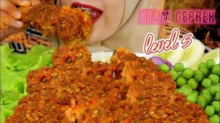 ASMR AYAM GEPREK CRISPY SUPER PEDAS DENGAN SAMBAL NAKNAN || LALAPAN MENTAH || ASMR MUKBANG INDONESIA