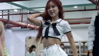 【体验青春女高】穿制服裙跳Hype Boy不要太适合