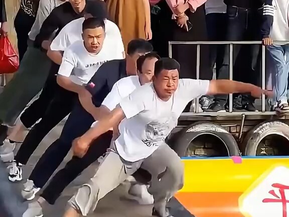 Cậu bé vô tình lạc vào bàn chơi đẳng cấp cao, bị đối phương “làm gỏi”.