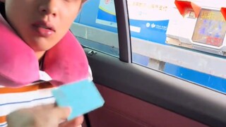 男子收费站不小心开过，只能把后排睡觉朋友叫起来付钱