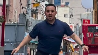 These two handsome guys are dancing the same dance—whose performance looks better?