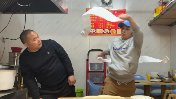 عندما كنت أصنع فطائر الزلابية الذهبية المبتسمة في محل والدي ووالدتي