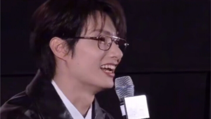 Busy DINO’s whole family has rallied to support Junni’s Korea roadshow! His parents, grandparents, a