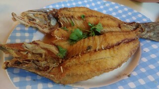 Thai Food ปลากระพงทอดน้ำปลา ตัวใหญ่มาก กรอบนอกนุ่มใน ร้านอาหารทะเล บางขุนเทียนชายทะเล