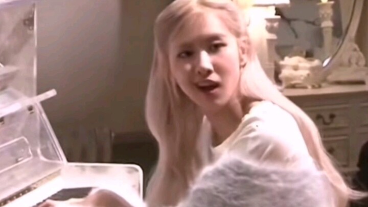 [ROSÉ] I tripped over everyone’s pants as soon as I walked in!