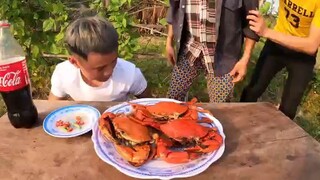 Hưng Troll _ Nấu Cua Với Coca Cola Cho Mẹ Bà Tân Vlog Ăn Và Cái Kết _ Prank