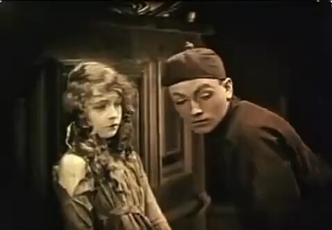 一个清朝人喜欢上了一个洋人女孩，他亲都不舍得亲的女孩，被她父亲打死了，之后这位清朝男士也殉情了。是一个极具讽刺性的电影。