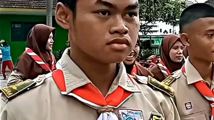 แม่: ลูกไม่ต้องใช้ตะเกียบกินข้าว! ต่อไปแม่จะป้อนให้เอง! กลับมาเดี๋ยวนี้ ถ้ากลับมาแม่จะหักแขนลูก!