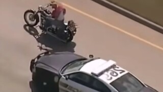 "سرعة استجابة الشرطة هذه لا تتعدى سرعة الضوء!"